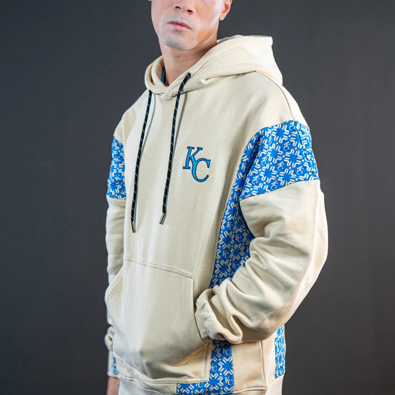 Hoodie Monogram Beige - Image 10
