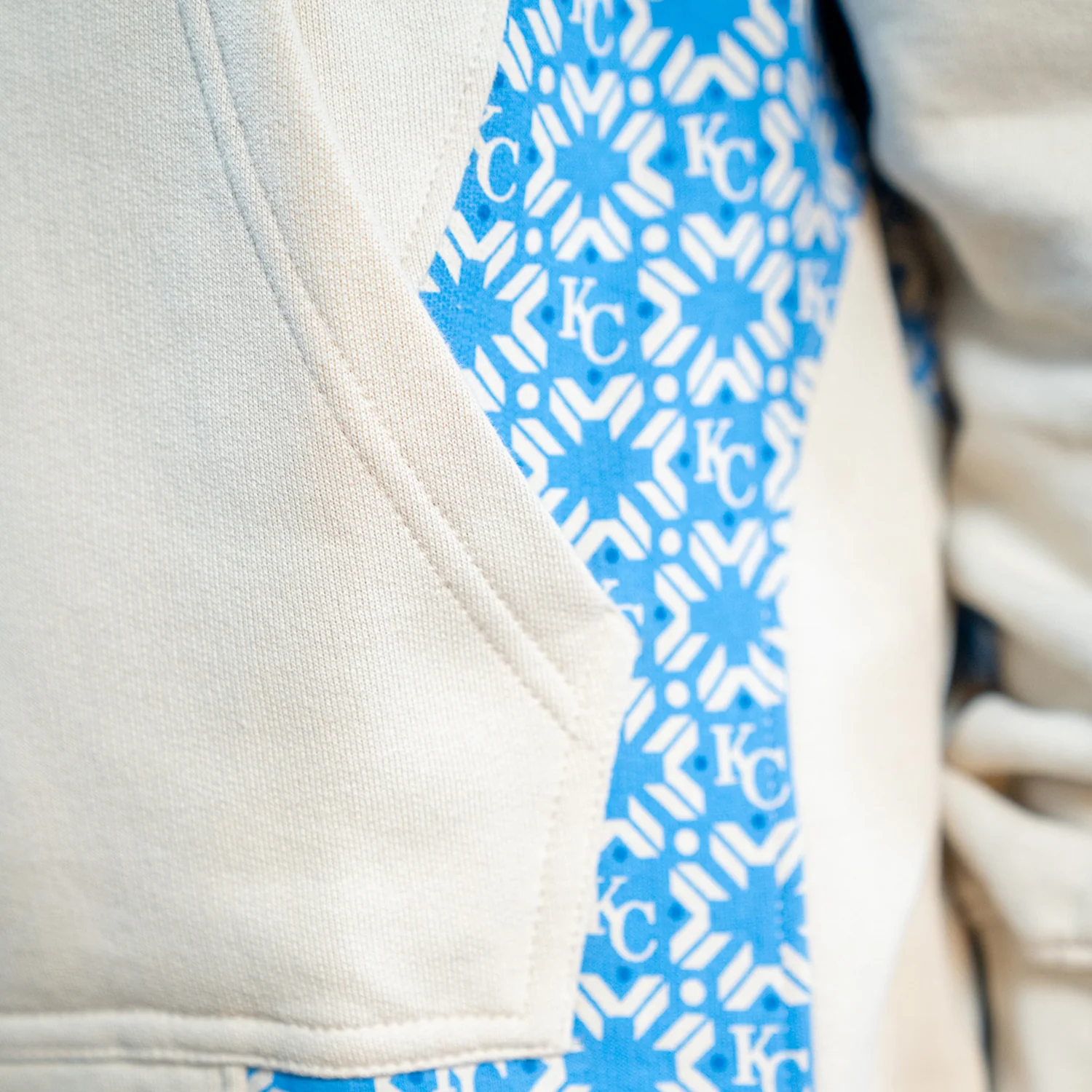 Hoodie Monogram Beige - Image 3