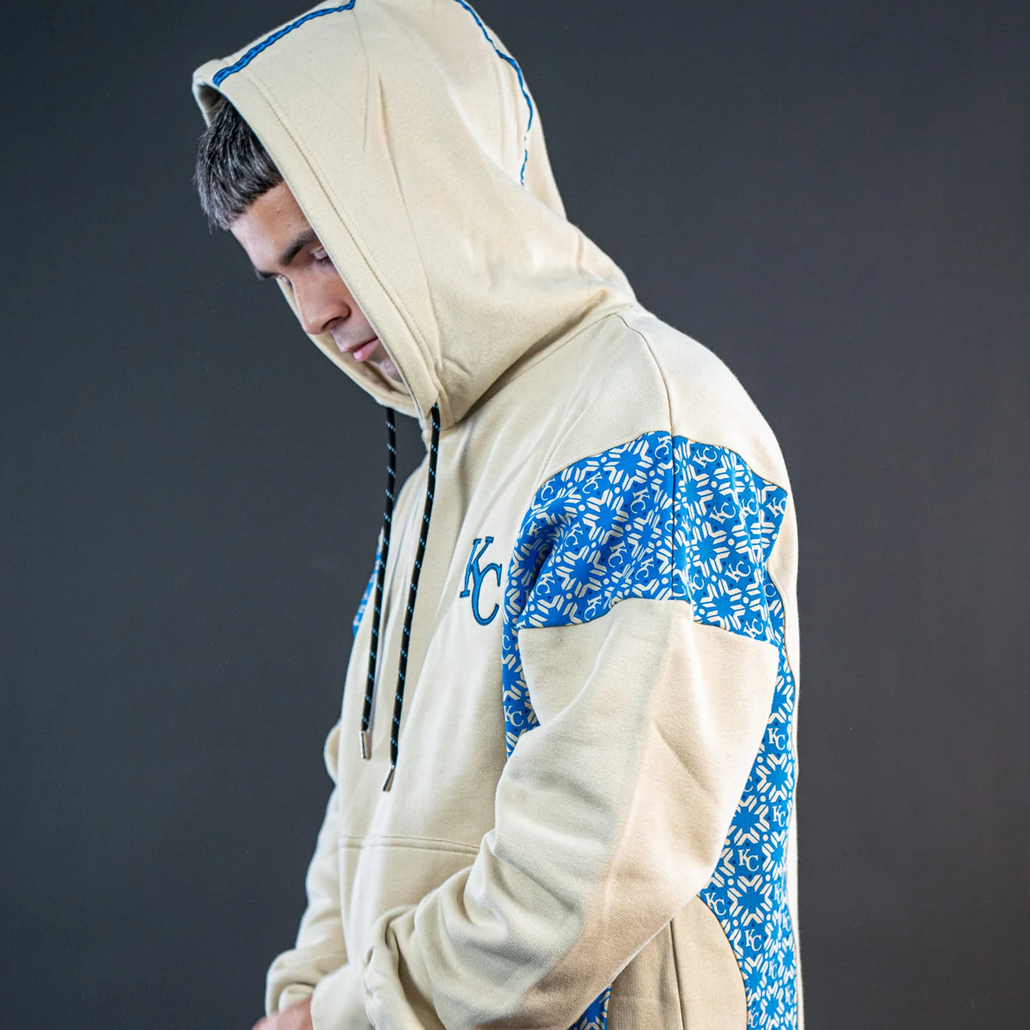 Hoodie Monogram Beige - Image 8